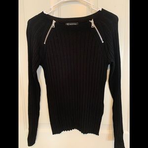 Ribbed sweater with zipper details